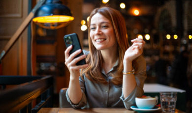 Vrouw checkt telefoon