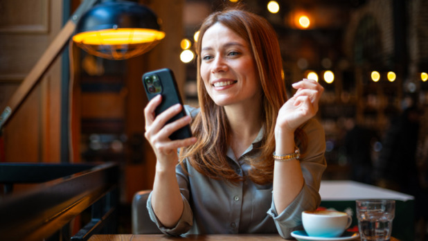 Vrouw checkt telefoon