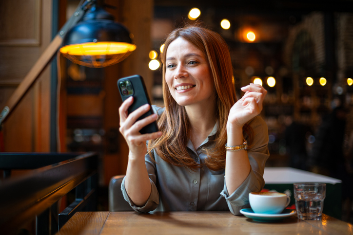 Vrouw checkt telefoon