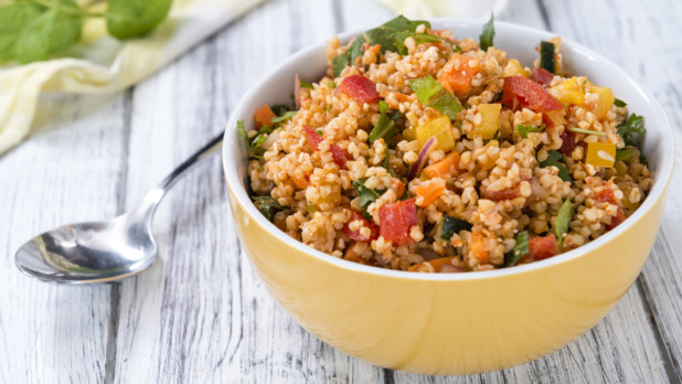 Bulgursalade met geroosterde paprika, abrikozen en amandelen