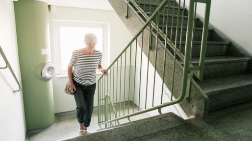 Vrouw loopt de trap op