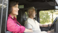 senior stel in de auto op vakantie