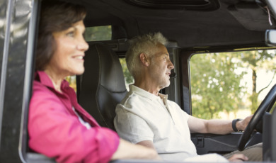 senior stel in de auto op vakantie