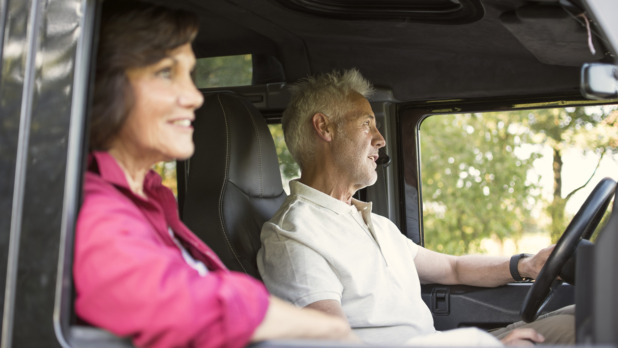 senior stel in de auto op vakantie