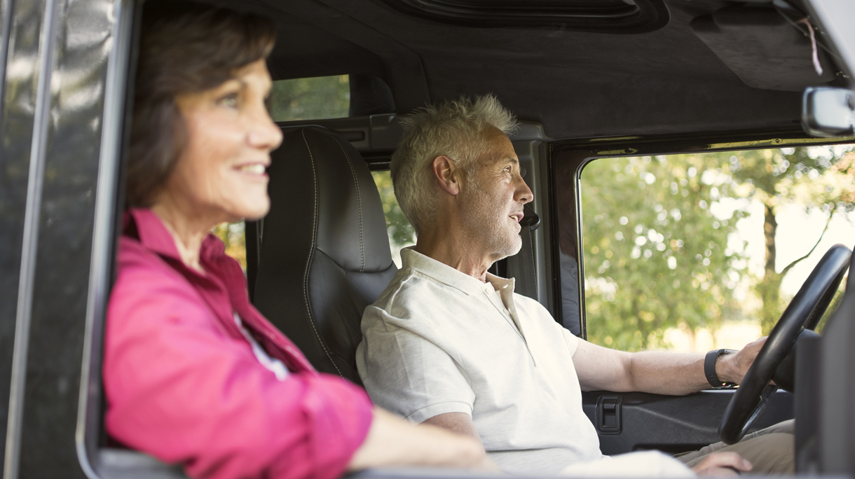 senior stel in de auto op vakantie