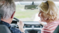 senior stel in de auto