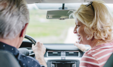 senior stel in de auto