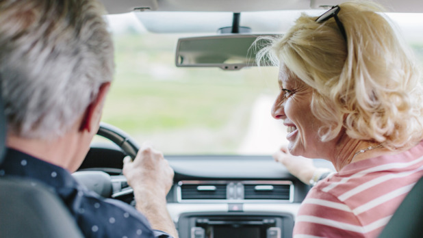 senior stel in de auto