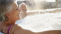 oudere vrouw in bubbelbad