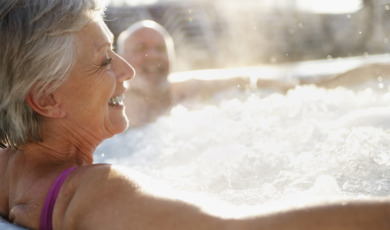 oudere vrouw in bubbelbad