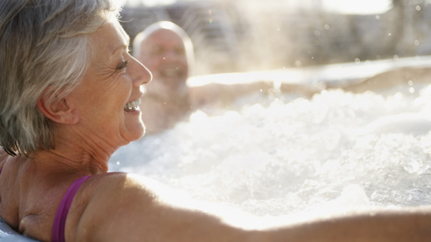oudere vrouw in bubbelbad