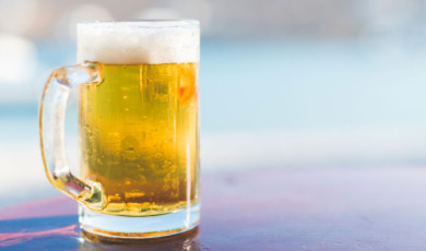 Alcoholvrij biertje op een tafel, lekker koud op een zomerse dag