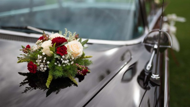 rouw auto met rouw boeket