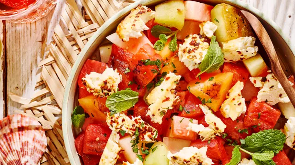 Salade van gegrilde meloen met gebakken chilifeta