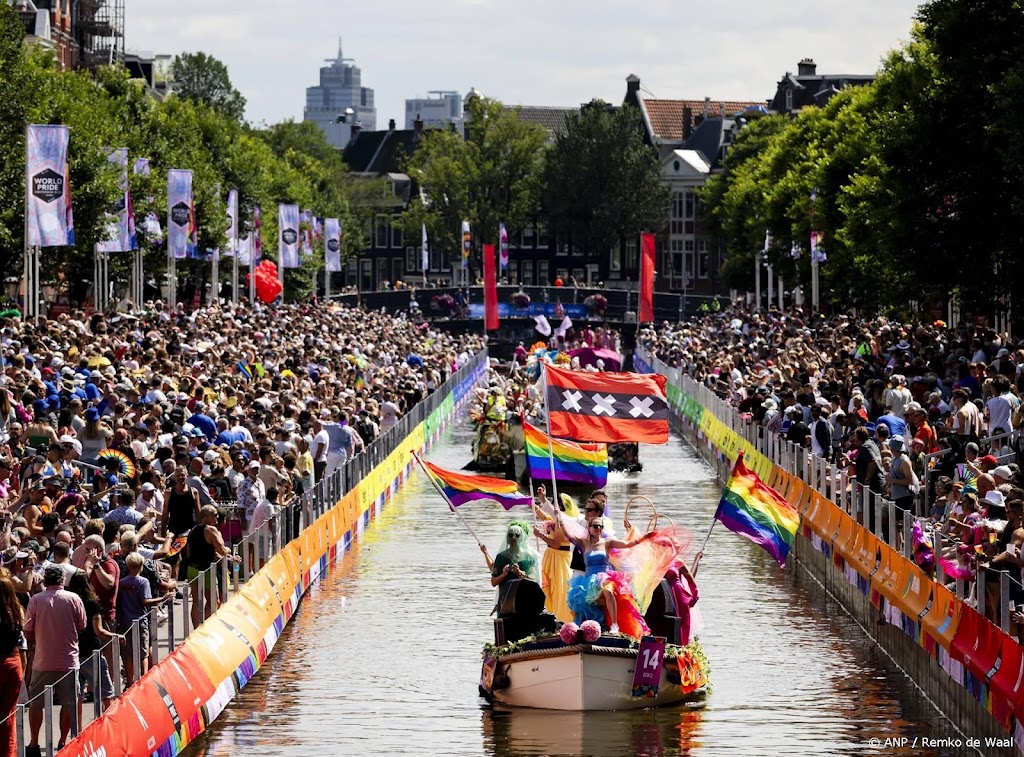 Bekend Nederland viert feest tijdens Canal Pride in Amsterdam