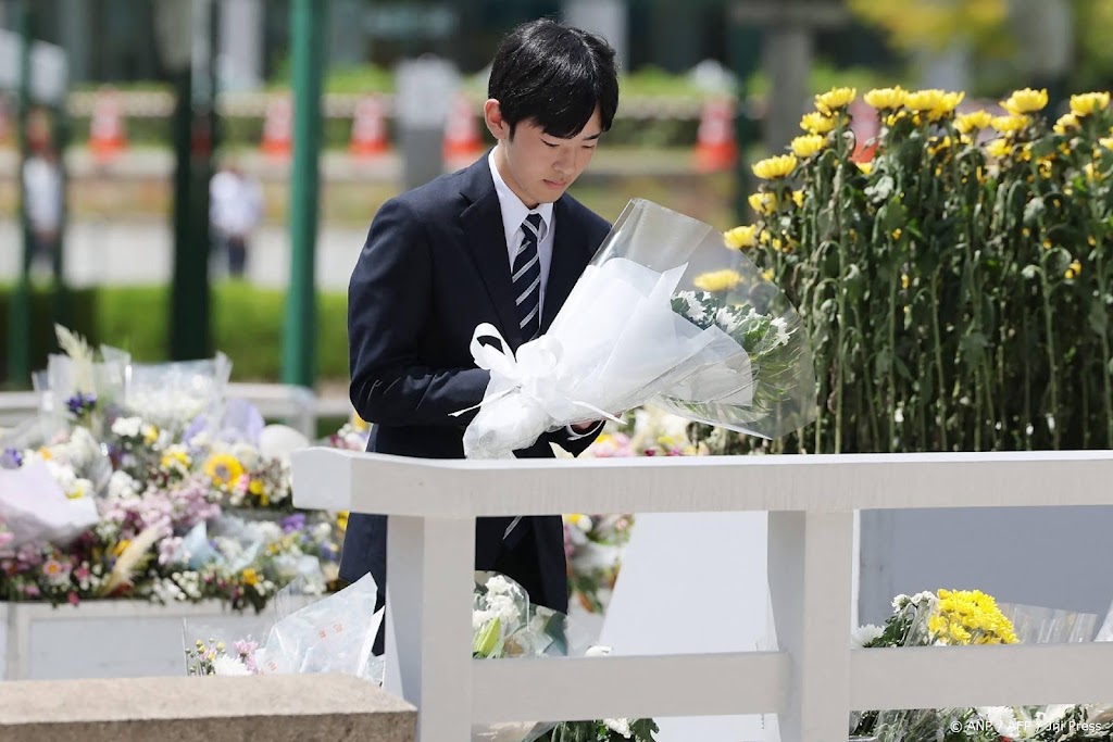 Prins Hisahito herdenkt slachtoffers atoombom in Hiroshima