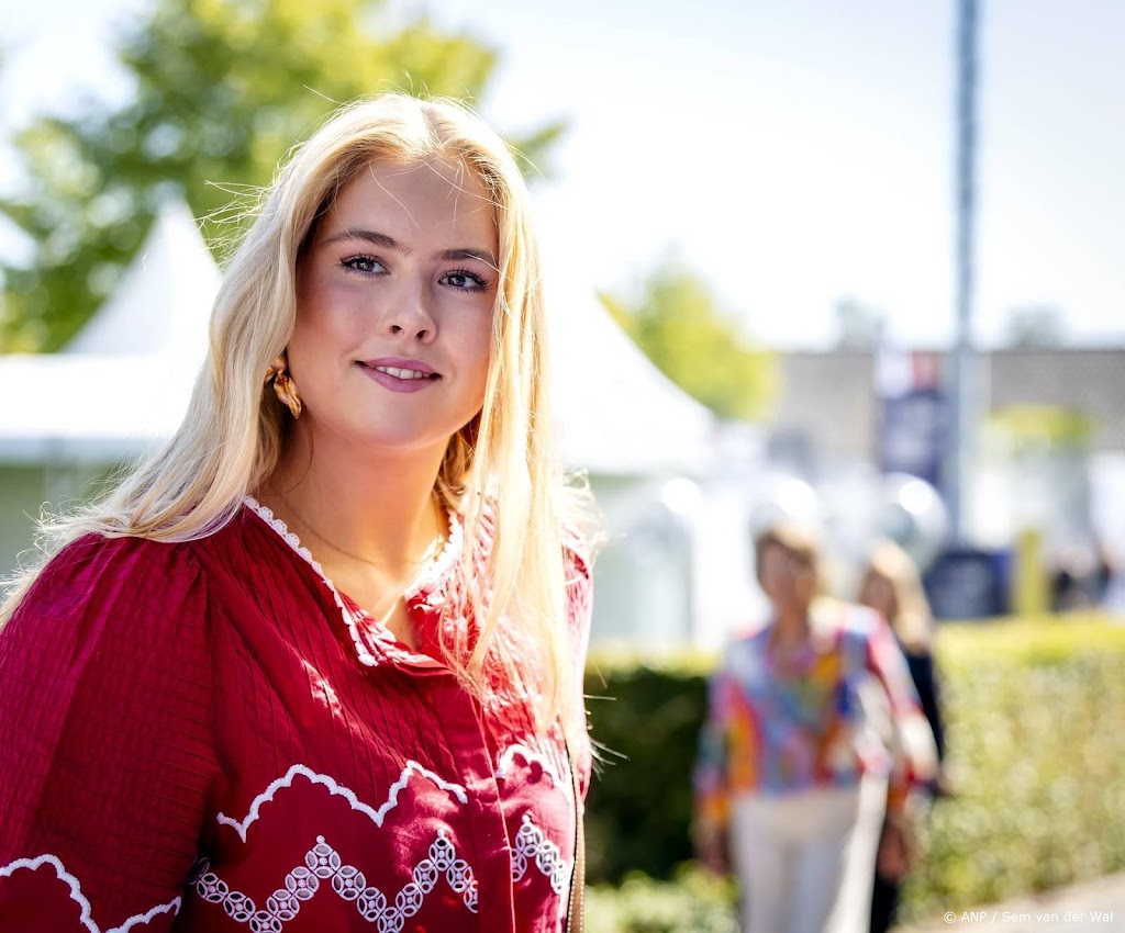 Prinses Amalia toont in Aken litteken van eerdere val van paard