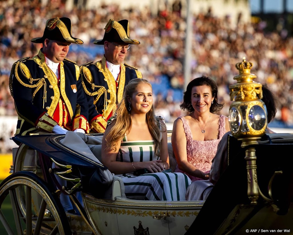 Amalia arriveert in Crème Calèche voor opening WK paardensport