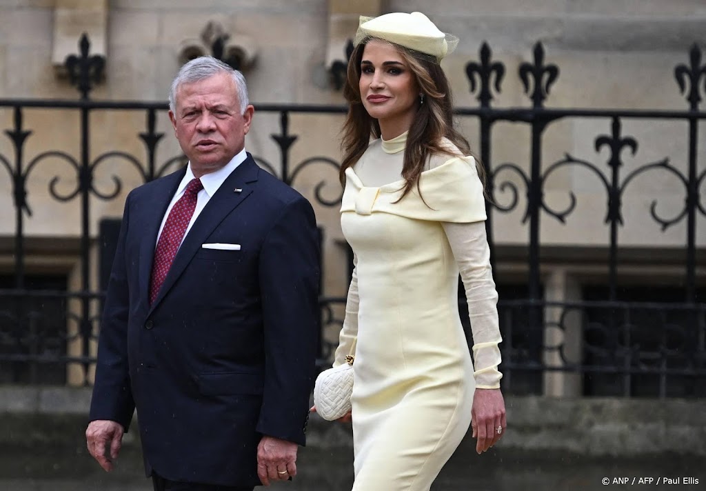Koning Abdullah en koningin Rania ontmoeten tweelingkleindochters