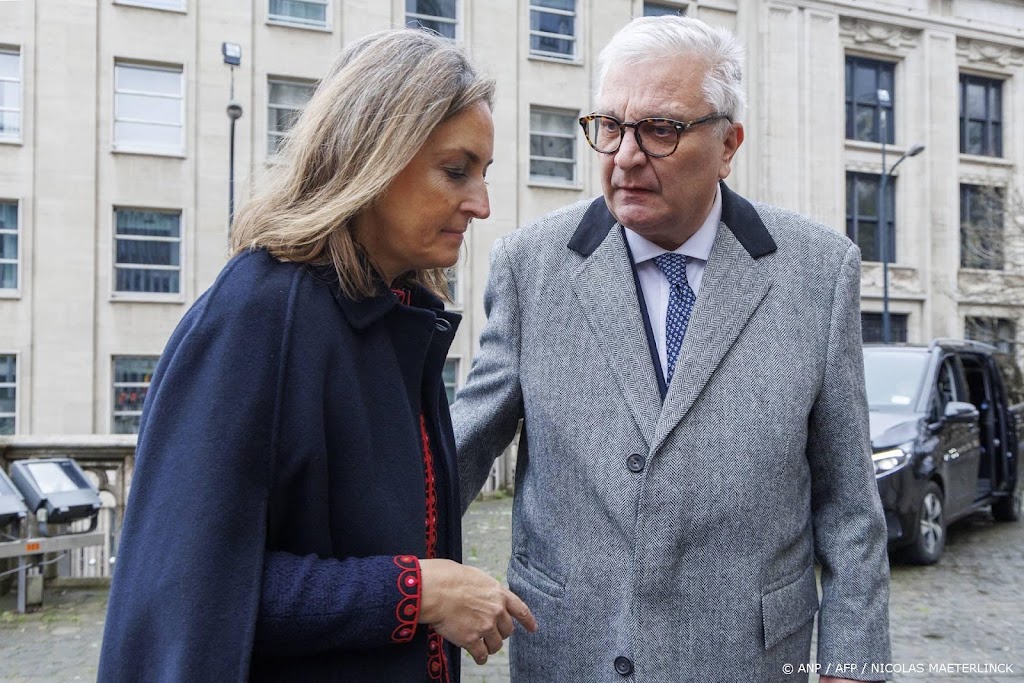 Prins Laurent erkent buitenechtelijke zoon officieel
