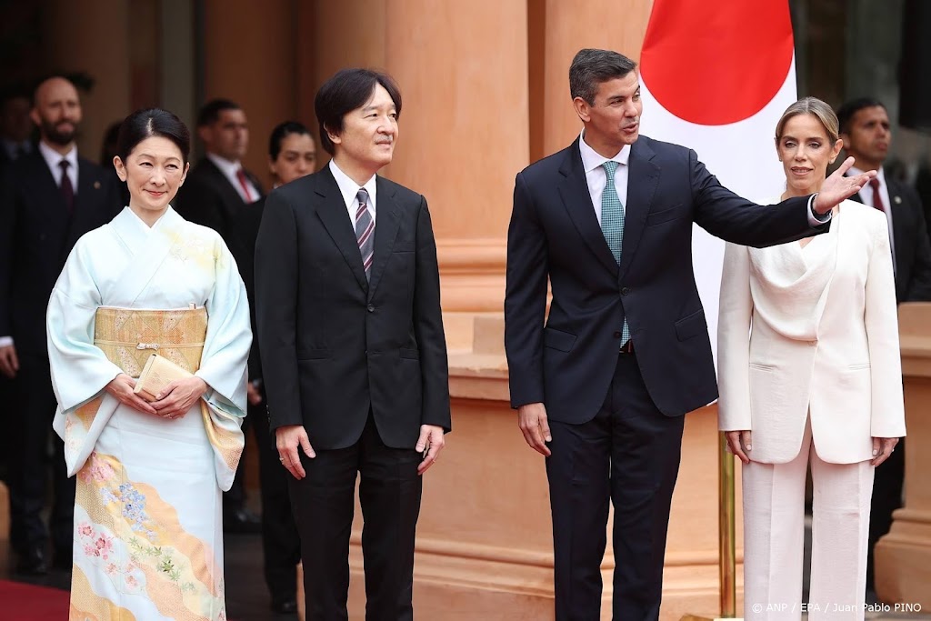 Japanse kroonprins en kroonprinses bezoeken school in Paraguay