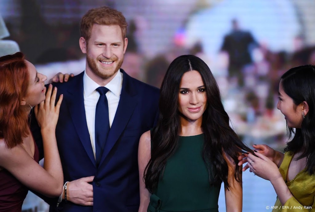 Harry en Meghan met koffers naast zich in Madame Tussauds Londen