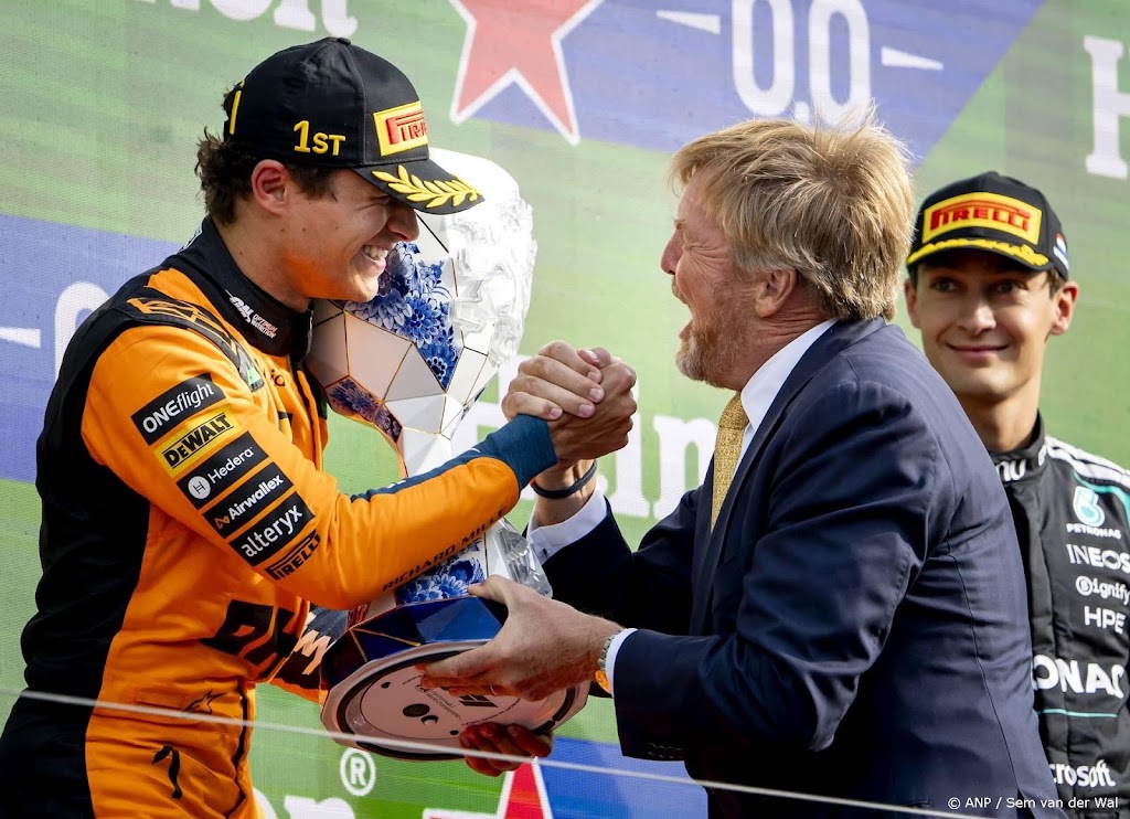 Koning reikt beker van laatste Dutch GP uit aan Norris