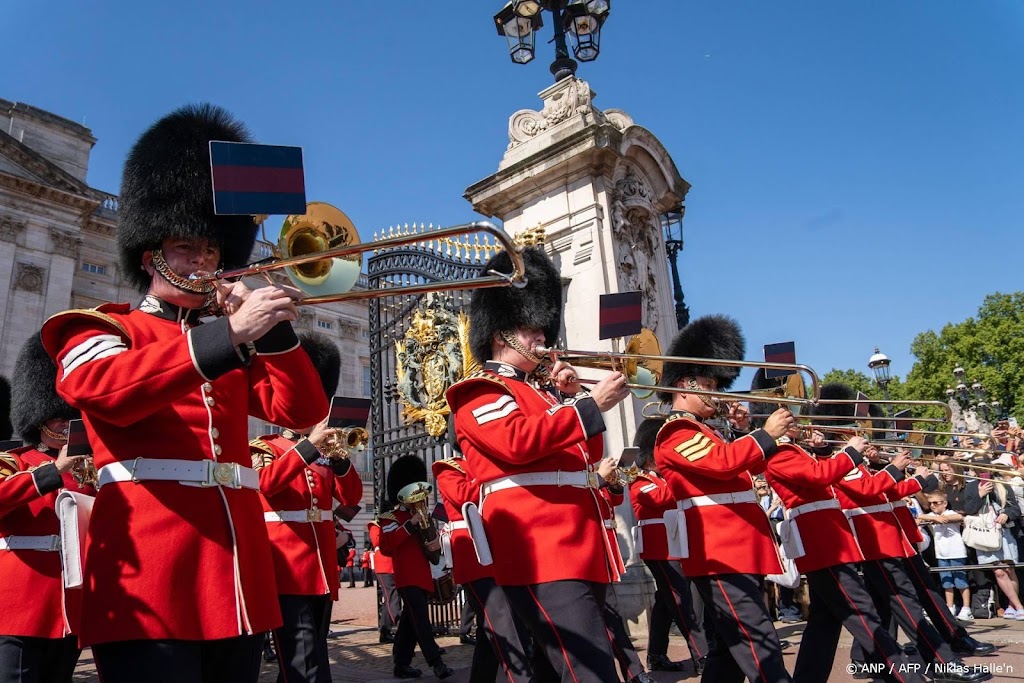 Brits leger eert Dolly Parton met 9 to 5 bij Buckingham Palace