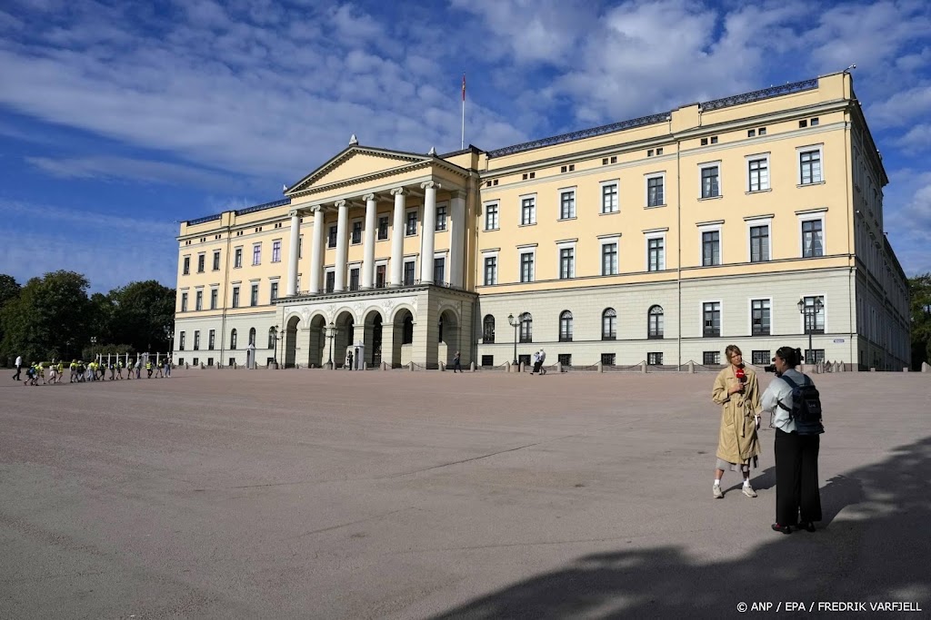 Noren leggen bloemen bij paleis in Oslo