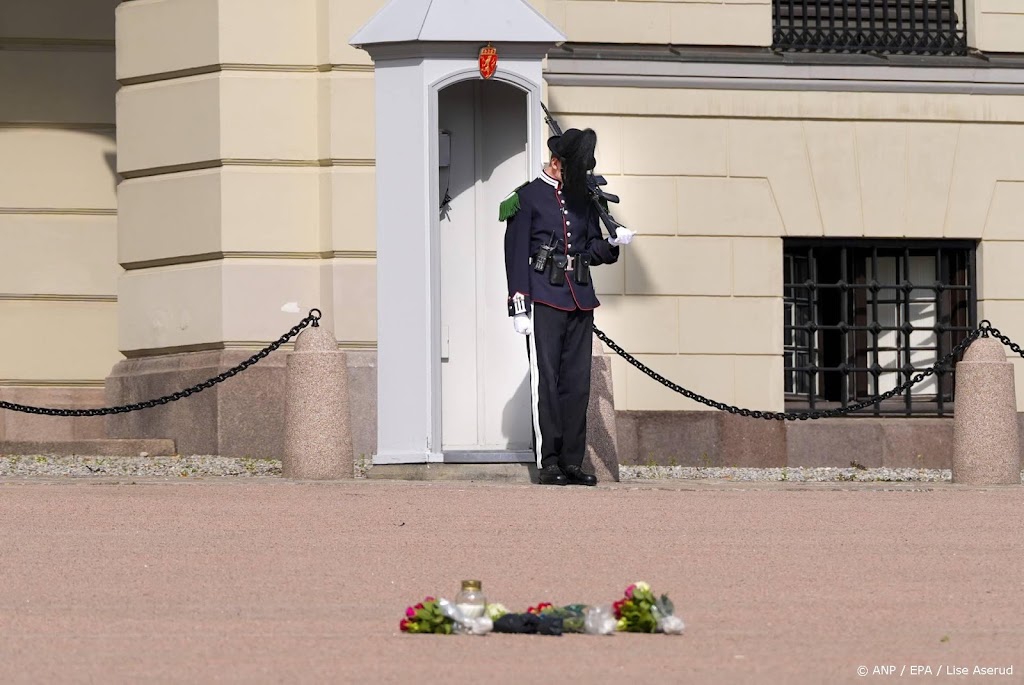 Steeds meer mensen en bloemen bij paleis Oslo
