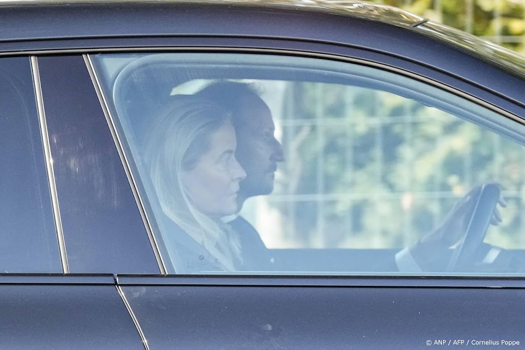 Koningin Sonja verlaat ziekenhuis, Haakon en Mette-Marit terug