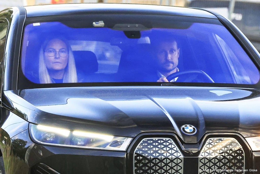 Mette-Marit verlaat ziekenhuis waar koning Harald ligt