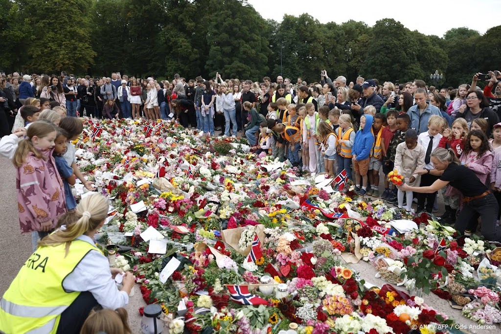 Nieuwe Noorse koning en kroonprinses arriveren op paleis