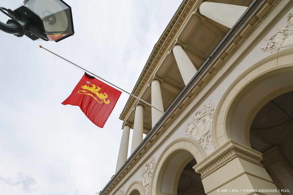 Vlag Koninklijk Paleis Oslo weer in top, nieuwe vlag halfstok