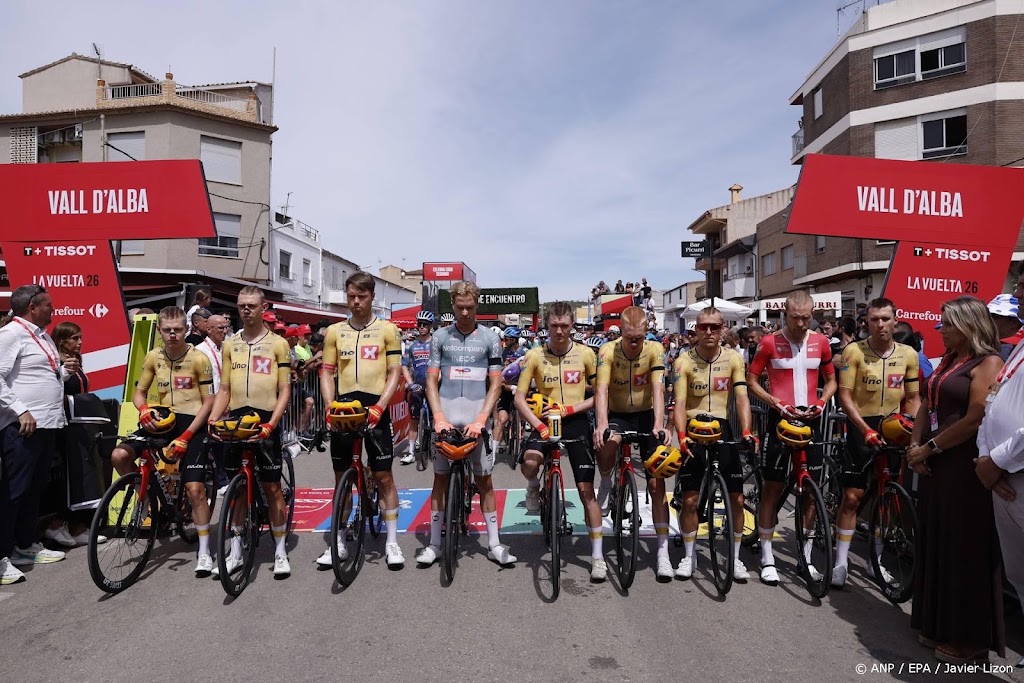 Wielrenners Vuelta houden minuut stilte voor koning Harald