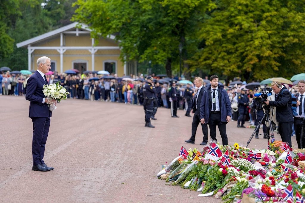 Noorse premier Støre legt bloemen bij paleis voor Harald