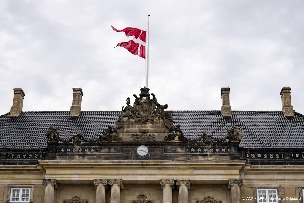 Deens koningshuis hangt vlag halfstok om overlijden Harald