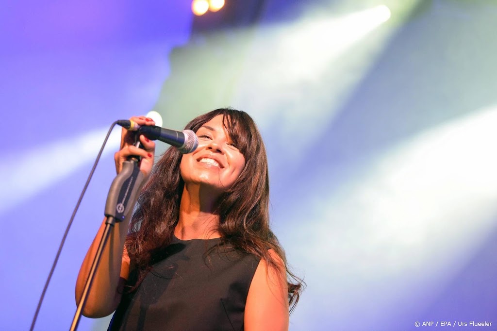 Noorse zangeres Maria Mena brengt lied uit voor overleden Harald