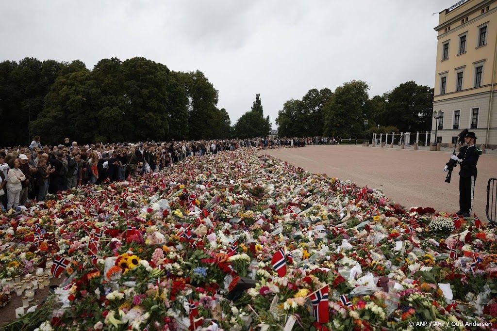 Bloemenzee voor paleis in Oslo blijft groeien