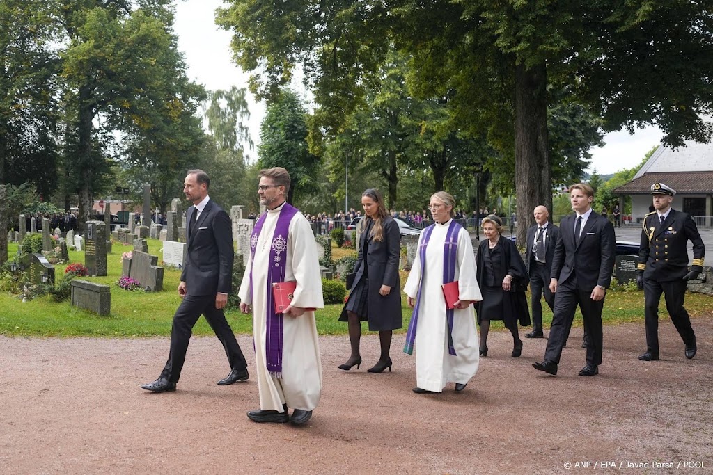 Koninklijke familie verlaat kerk na herdenkingsdienst Harald