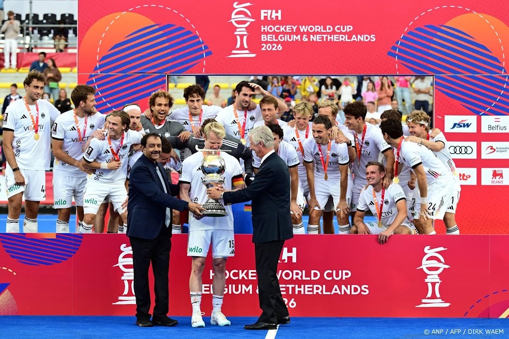 Koning Filip reikt beker uit op WK hockey