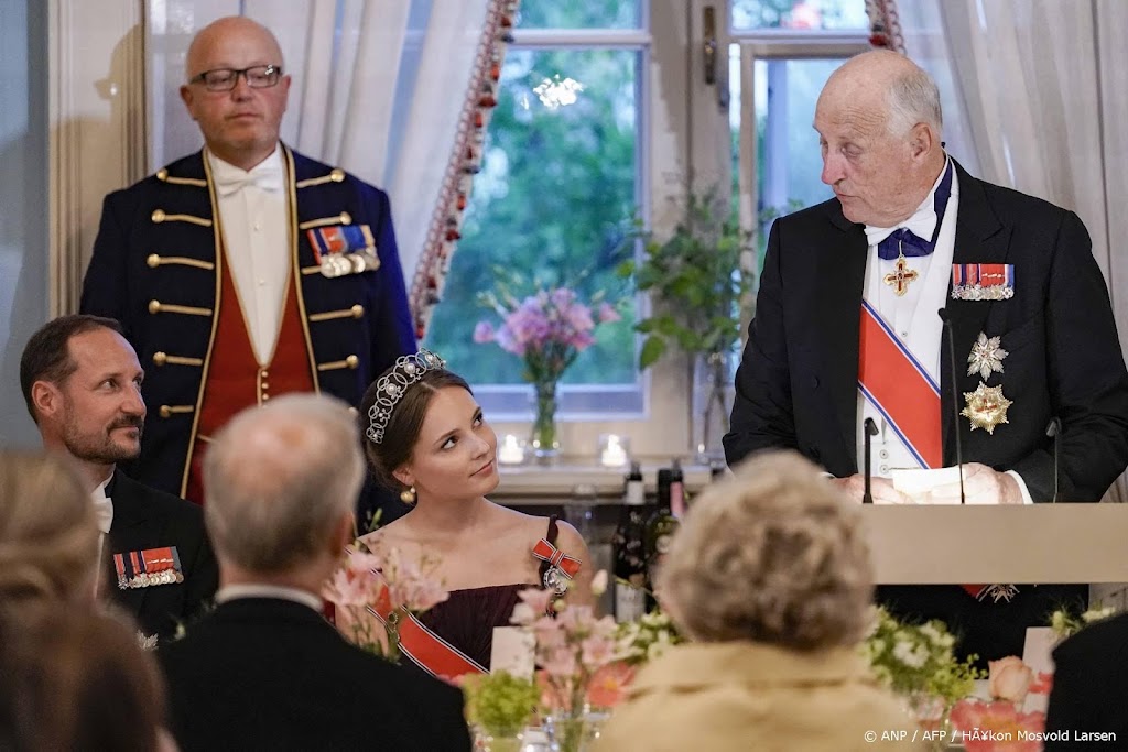 Noors hof deelt beelden Harald met kleinkinderen