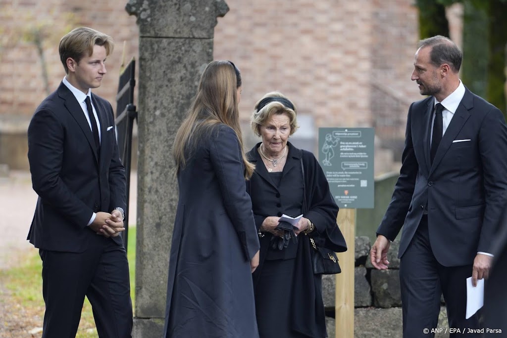Høiby en Haakon brengen de kist van Harald naar paleiskapel