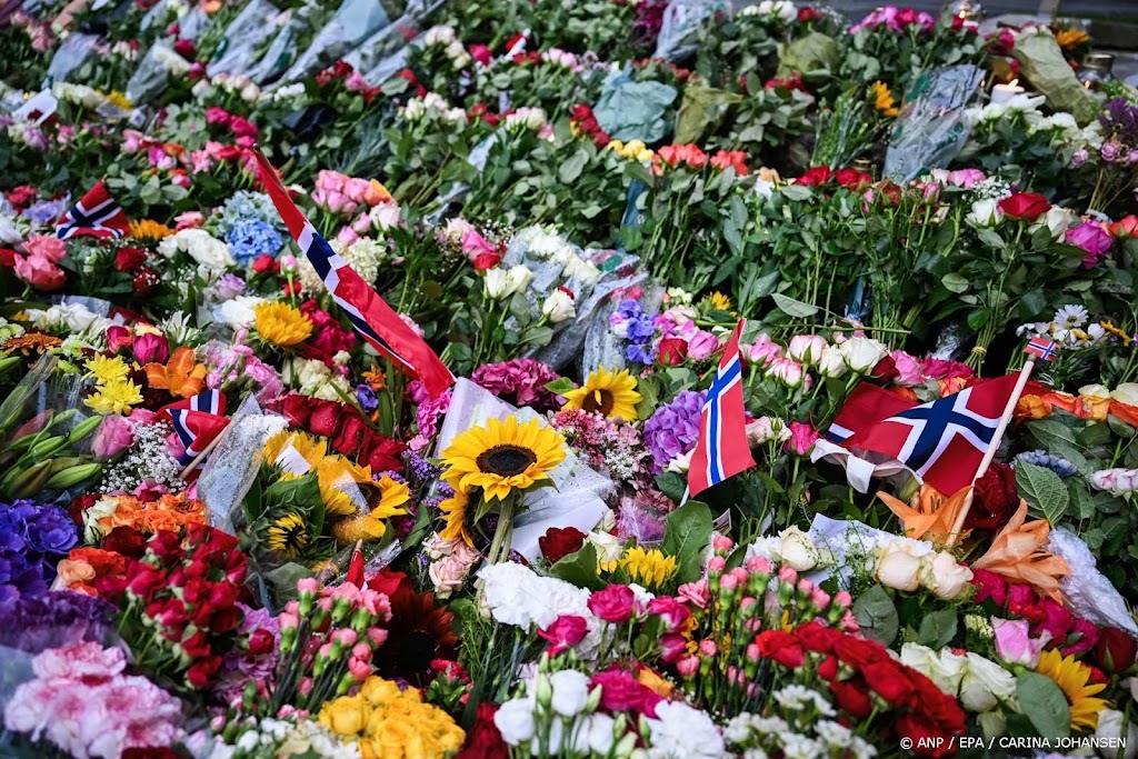 Noorse koninklijke familie legt rozen bij bloemenzee paleisplein