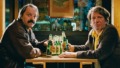 Mannen zitten aan tafel