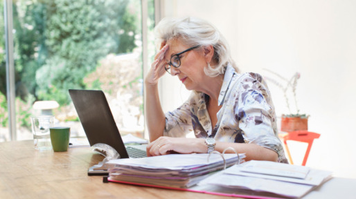 Vrouw zorgelijk achter een laptop