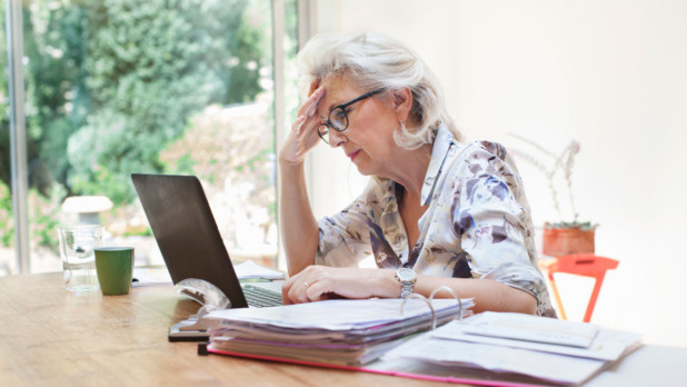Vrouw zorgelijk achter een laptop