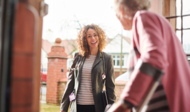 Huisarts op huisbezoek bij patiënt