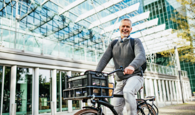 Blije oudere man op fiets in utrecht