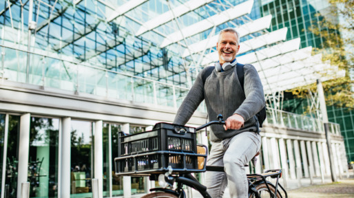 Blije oudere man op fiets in utrecht